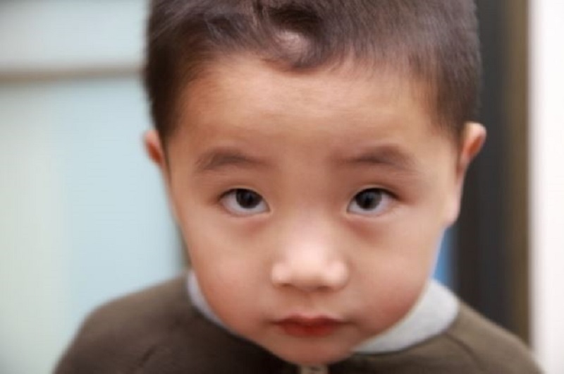 Cha mẹ xem xoáy tóc đỉnh đầu đoán định tương lai con trẻ có xoáy trước trán